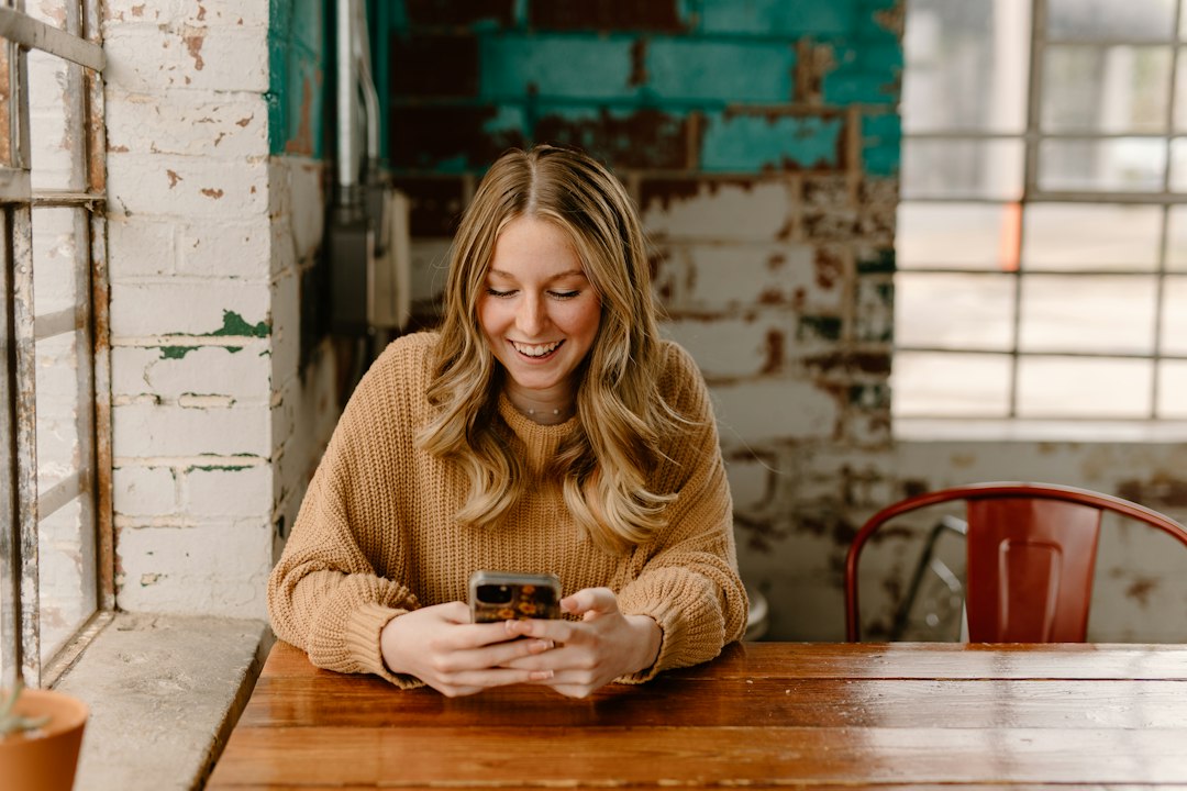 Une femme consulte son téléphone